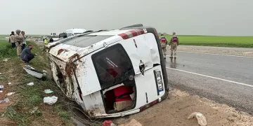 Diyarbakır’da yolcu minibüsü devrildi: 9 yaralı