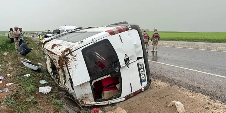Diyarbakır’da yolcu minibüsü devrildi: 9 yaralı
