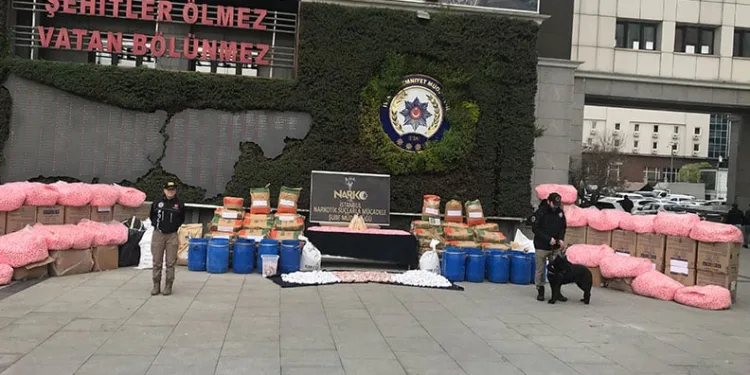 İçişleri Bakanı Yerlikaya’nın açıkladığı uyuşturucu emniyette sergilendi