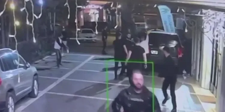 İstanbul’un göbeğinde gece kulübü önünde silahlı çatışma kamerada