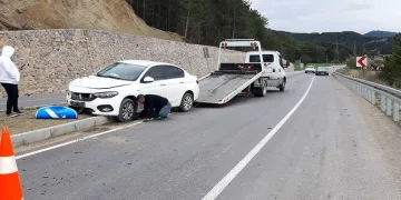 Kontrolden çıkan otomobil orta refüje savruldu: 2 yaralı