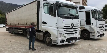 Amasya’da 5 kaçak göçmen yakalanan 2 tırın sürücüleri tutuklandı