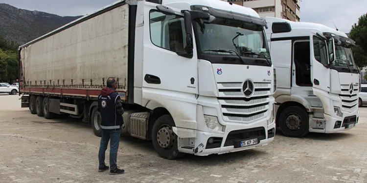 Amasya’da 5 kaçak göçmen yakalanan 2 tırın sürücüleri tutuklandı