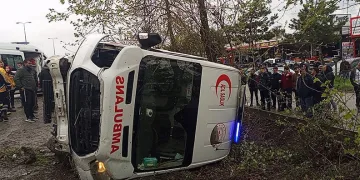 Zonguldak’ta ambulans ile otomobil çarpıştı: 6 yaralı