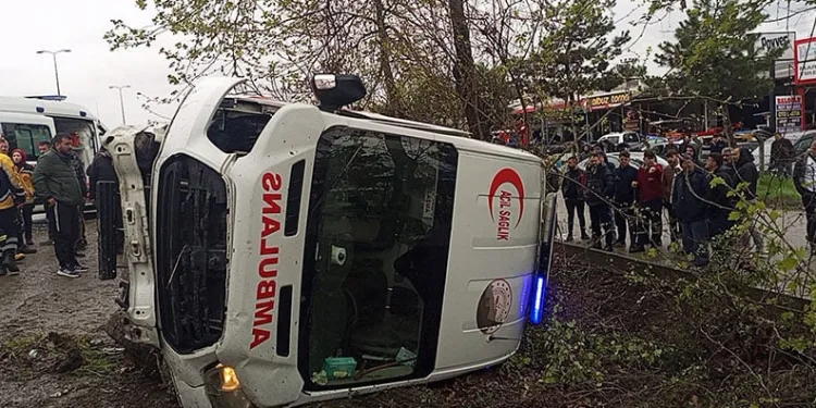 Zonguldak’ta ambulans ile otomobil çarpıştı: 6 yaralı