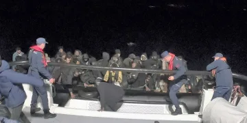 46 düzensiz göçmen lastik botta yakalandı