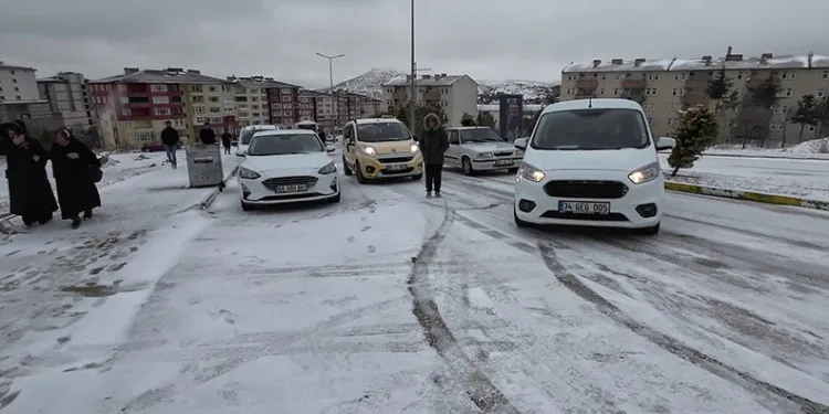 Yozgat’ta kar ve buzlanma hayatı olumsuz etkiledi