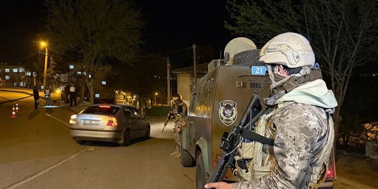 Diyarbakır’da 300 polisle ‘narko hançer’ uygulaması