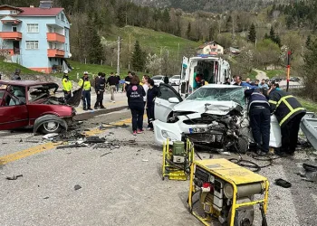 Kastamonu’da 2 otomobil çarpıştı: 3 ölü, 4 yaralı