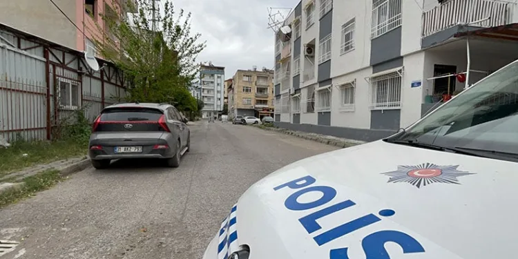 Hatay’da şiddetli fırtına: Su deposu devrildi, konteynerleri uçurdu