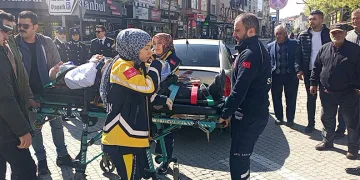 Yolun karşısına geçen yayaya otomobil çarptı: 1 yaralı