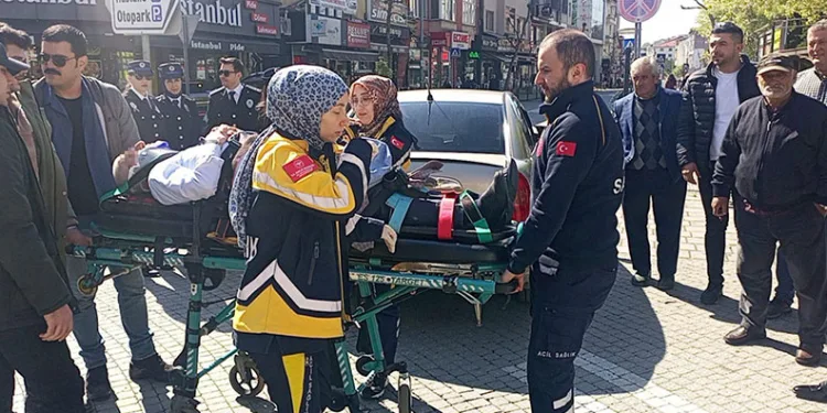 Yolun karşısına geçen yayaya otomobil çarptı: 1 yaralı