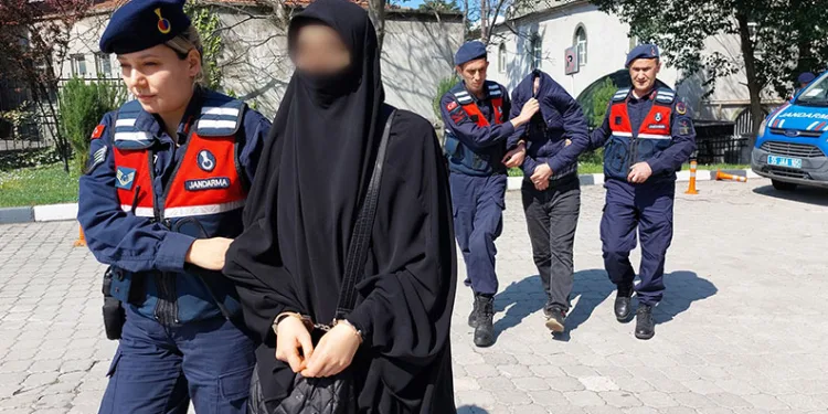 Iğdır’da seyir halindeki aracın üzerine ağaç devrildi, sürücü yaralandı
