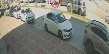 Yola fırlayan 7 yaşındaki çocuğa otomobil çarptı