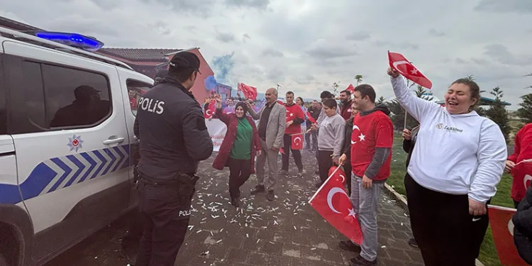 Bursa’da polis ekiplerine meşaleli sürpriz