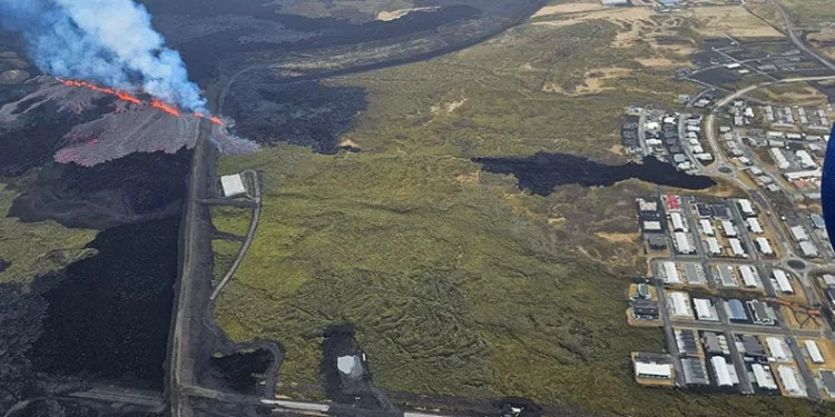 İzlanda’nın Reykjanes Yarımadası’ndaki yanardağda patlama