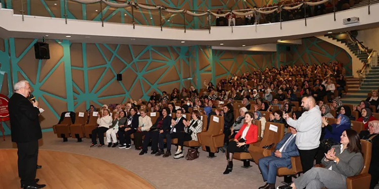Yazar Müge İplikçi Nilüferli kadınlarla buluştu