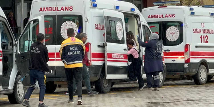 Yedikleri şekerden zehirlenen 15 öğrenci hastaneye kaldırıldı