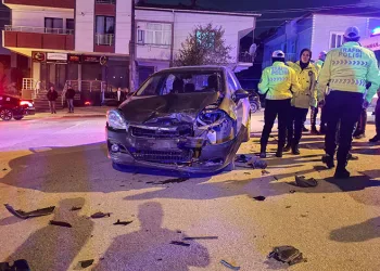 Otomobil ile çarpışan motosiklet sürücüsü ağır yaralandı