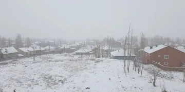 Başkale’de nisan ayında kar yağışı etkili oldu
