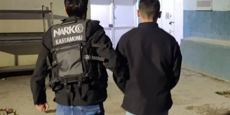 Kastamonu’da ‘uyuşturucu ticaret’ suçundan aranan şahıs polisten kaçamadı