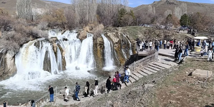 Muradiye Şelalesi ziyaretçilerin akınına uğradı
