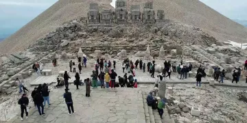 Nemrut Dağı’nda bayram yoğunluğu