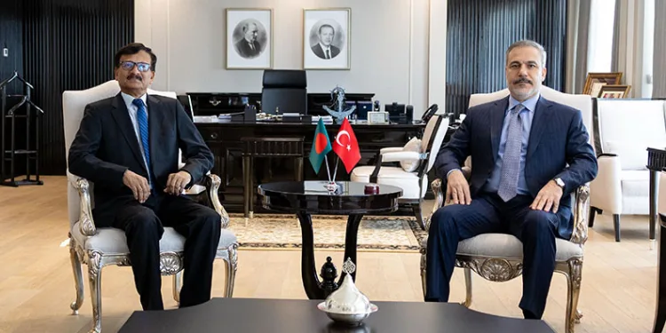Dışişleri Bakanı Fidan Bangladeşli mevkidaşı Hossain ile görüştü