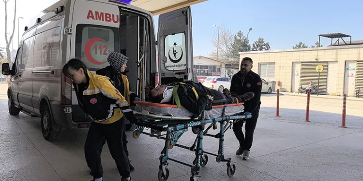 Bursa’da cam takarken 5 metre yükseklikten düştü