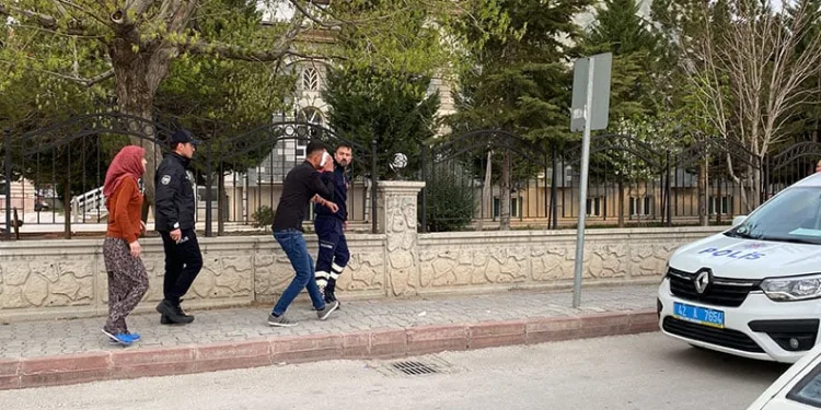 Karı-koca kavgasına aileler karıştı, yumruklar konuştu