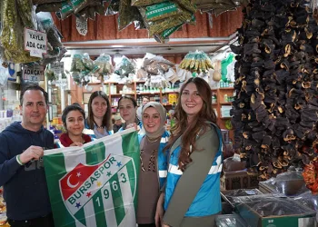 Mavi Yelekliler yeşil beyaz gönülleriyle esnafa Bursaspor bayrağı hediye etti