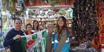 Mavi Yelekliler yeşil beyaz gönülleriyle esnafa Bursaspor bayrağı hediye etti
