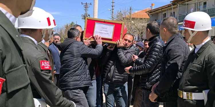 Vefat eden Kıbrıs gazisi askeri törenle son yolculuğuna uğurlandı