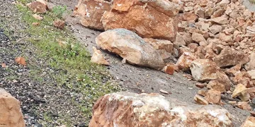 Siirt’te yamaçtan kopan kaya parçaları yola düştü