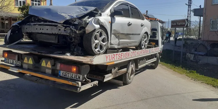 İki otomobilin çarpıştığı kazada 4 kişi yaralandı