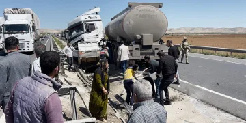 Şanlıurfa’da otomobil ile tır çarpıştı: 4 yaralı