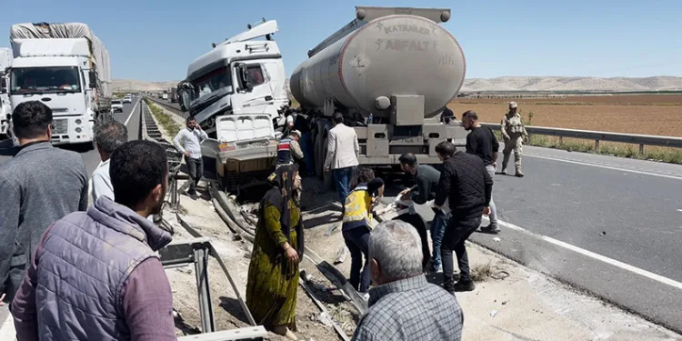 Şanlıurfa’da otomobil ile tır çarpıştı: 4 yaralı