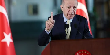“Muhalefet sahte gündemle oyalanırken, biz ülkemizi büyütmeyi sürdüreceğiz”