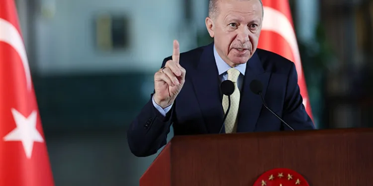 “Muhalefet sahte gündemle oyalanırken, biz ülkemizi büyütmeyi sürdüreceğiz”