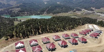 Orman ve baraj manzaralı deprem konutları