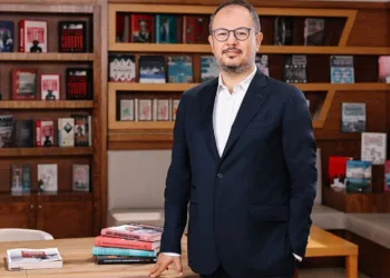 Otomobil ile hafif ticari araç çarpıştı: 1’i ağır 2 yaralı