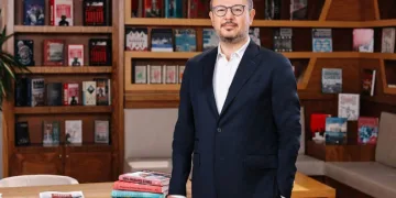 Otomobil ile hafif ticari araç çarpıştı: 1’i ağır 2 yaralı