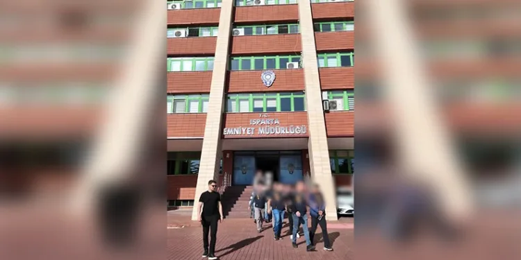 Otomobilden şişe şişe kaçak içki çıktı