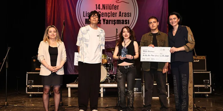 Liseli gençler müzik yeteneklerini sergiledi