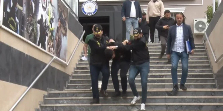 Eşiyle oturan adam ensesinden silahla vurularak öldürüldü