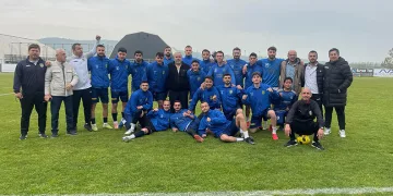 Yeşil sahada evlilik teklifi