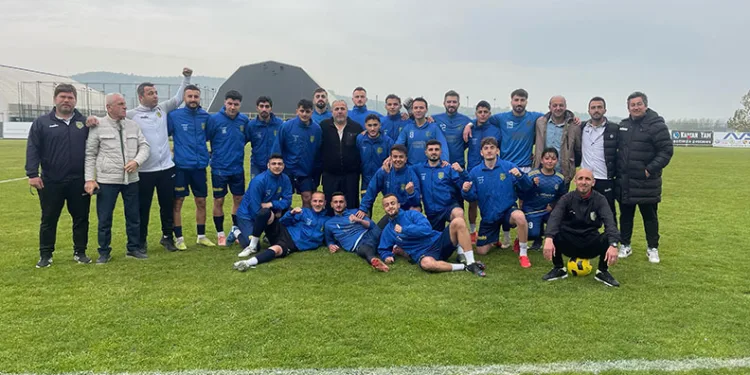 Yeşil sahada evlilik teklifi