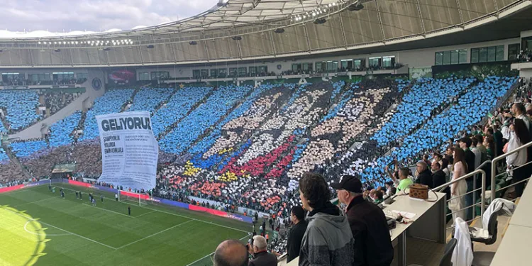 Bursaspor taraftarından maç öncesi muhteşem koreografi
