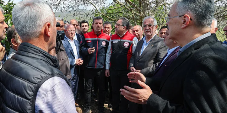 Davut Gürkan, don mağduru çiftçinin yanında