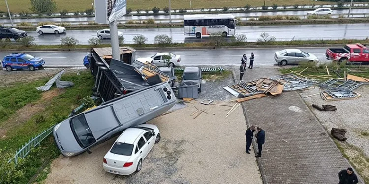 Antalya’da hortum 2 tonluk bungalovu 30 metre sürükledi